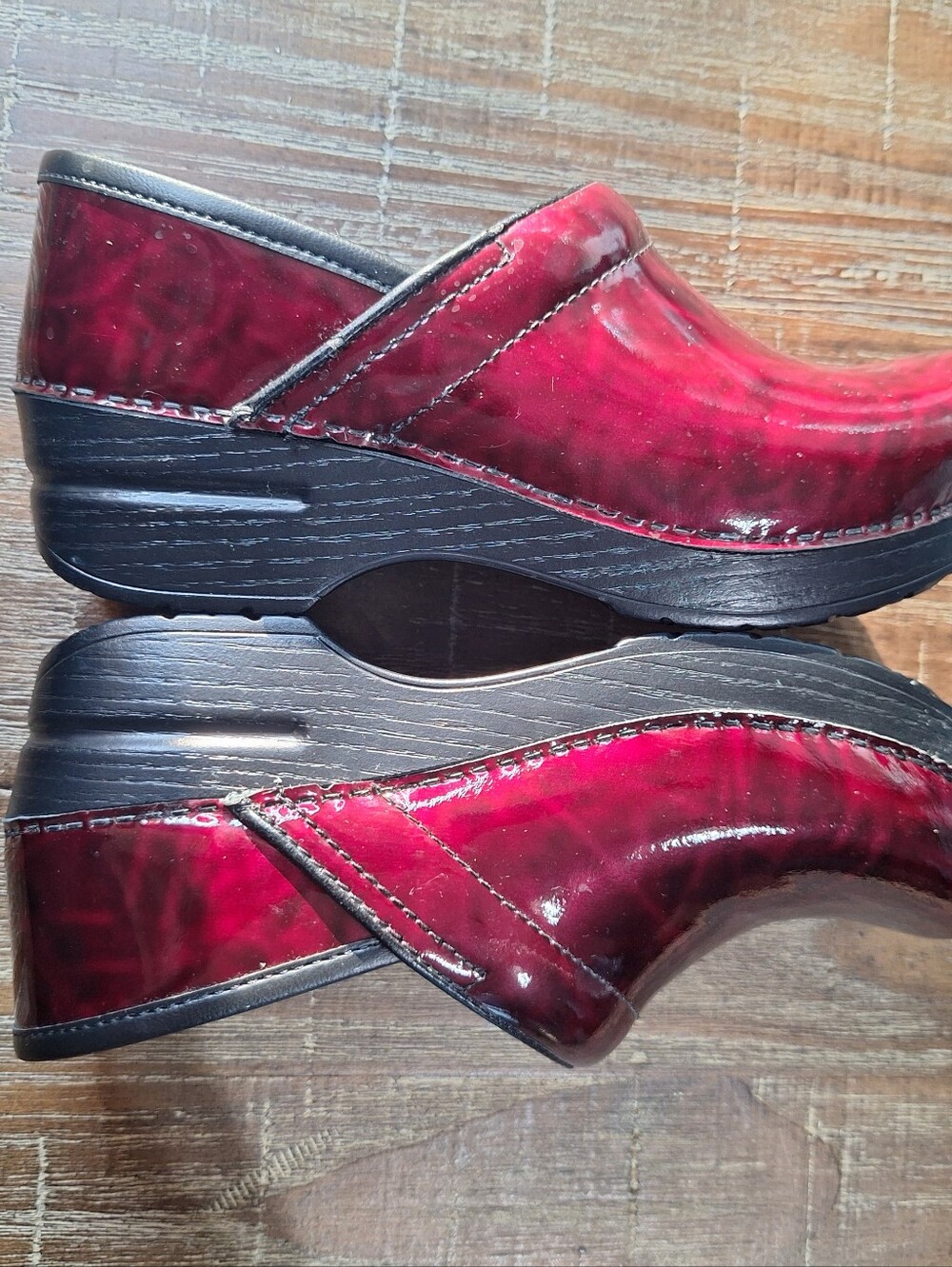 Dansko Womens 36 Red Shiny Clogs Size 5.5-6 USA Slip On Nurse Shoe Nwot - Picture 3 of 5